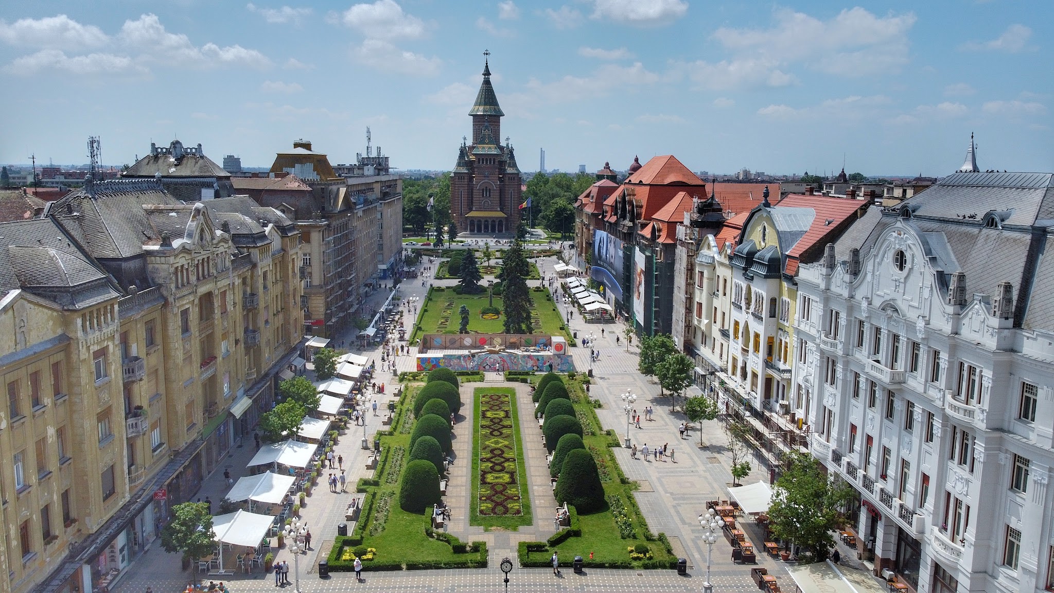 Vedere aeriană asupra Pieței Victoriei din Timișoara, cu Catedrala Mitropolitană și clădirile istorice din centru