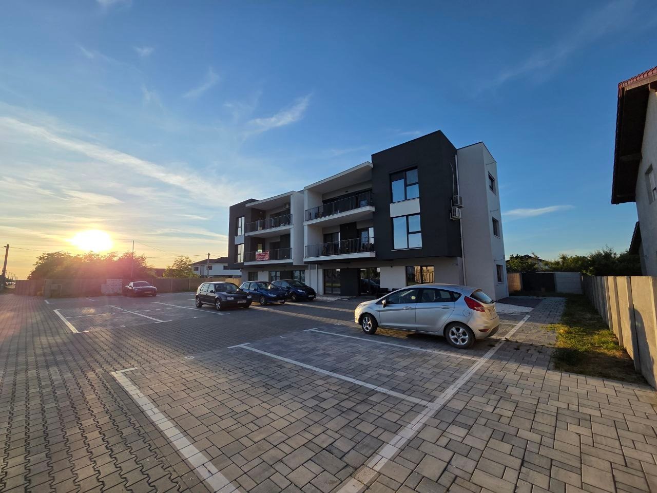 Biroul Investix Estate - vedere exterioară cu parcare